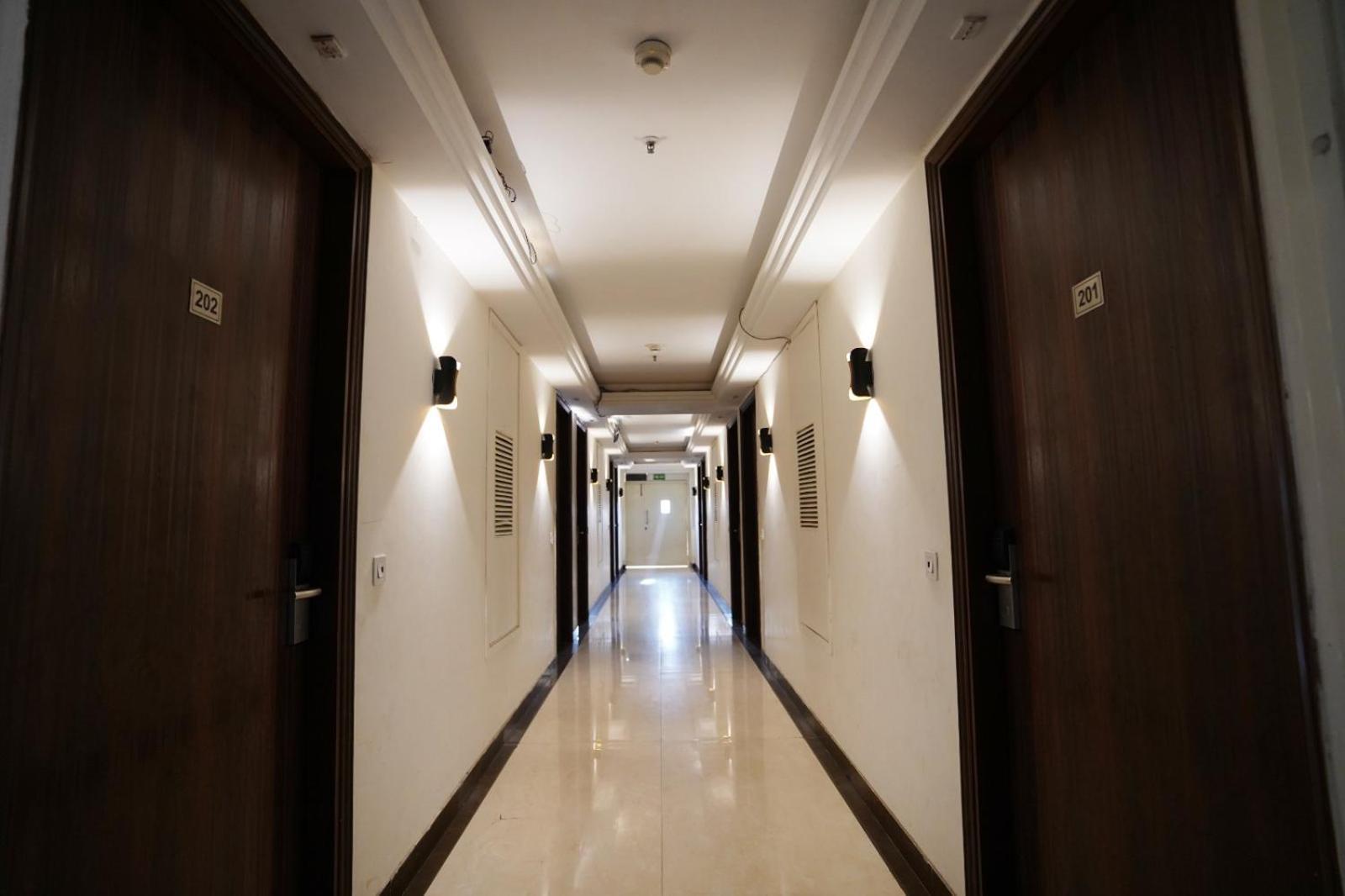 Hotel Leo Saffron - Pitampura Дели Экстерьер фото