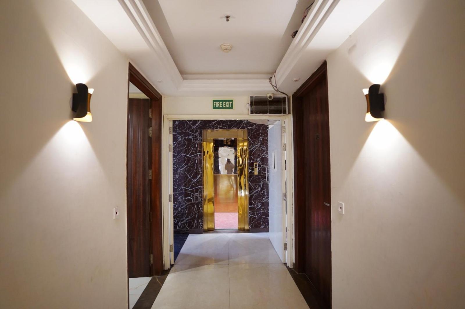 Hotel Leo Saffron - Pitampura Дели Экстерьер фото