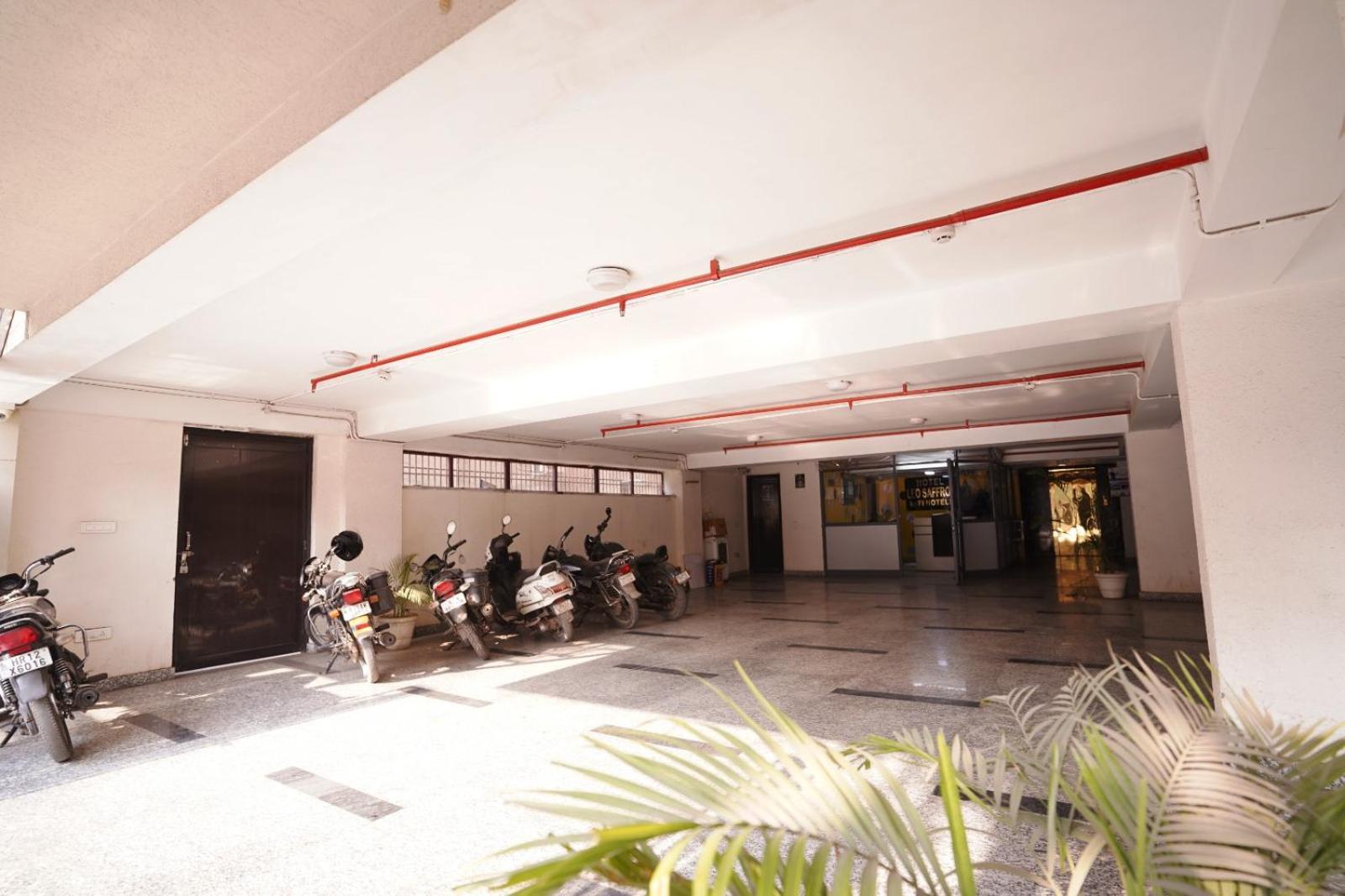 Hotel Leo Saffron - Pitampura Дели Экстерьер фото