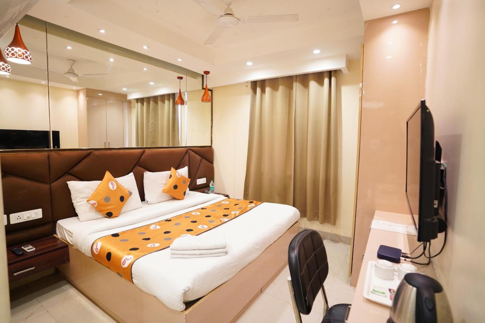 Hotel Leo Saffron - Pitampura Дели Экстерьер фото