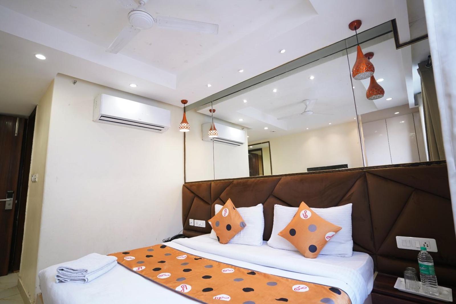 Hotel Leo Saffron - Pitampura Дели Экстерьер фото