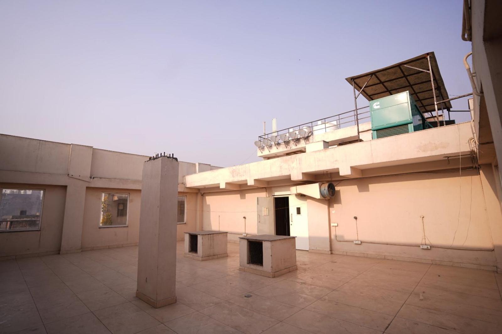 Hotel Leo Saffron - Pitampura Дели Экстерьер фото
