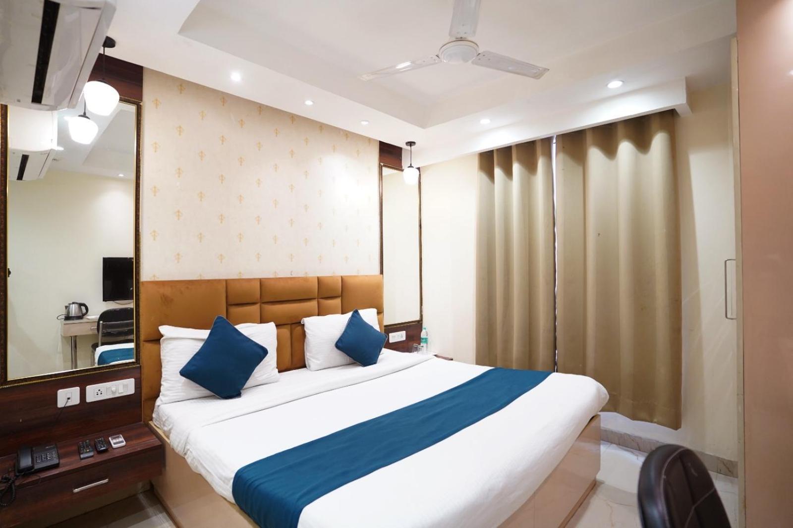 Hotel Leo Saffron - Pitampura Дели Экстерьер фото