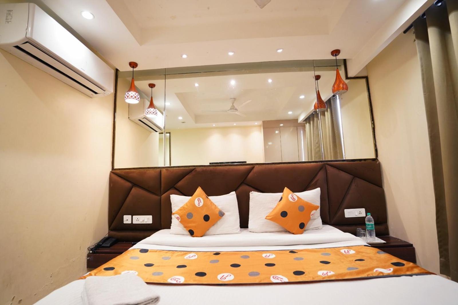 Hotel Leo Saffron - Pitampura Дели Экстерьер фото