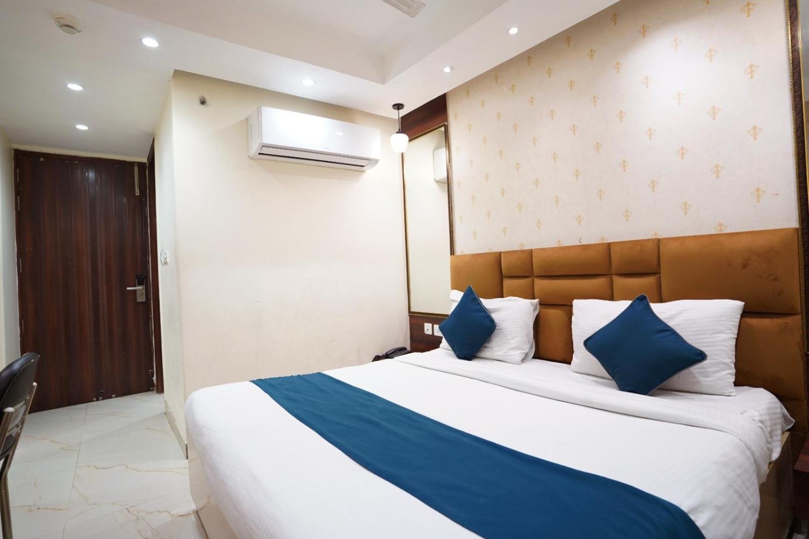 Hotel Leo Saffron - Pitampura Дели Экстерьер фото