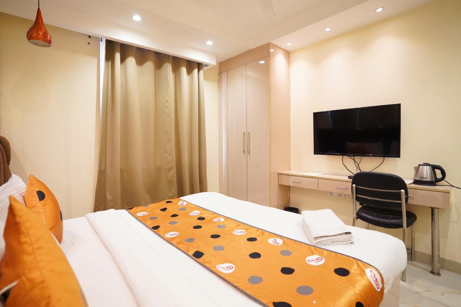 Hotel Leo Saffron - Pitampura Дели Экстерьер фото